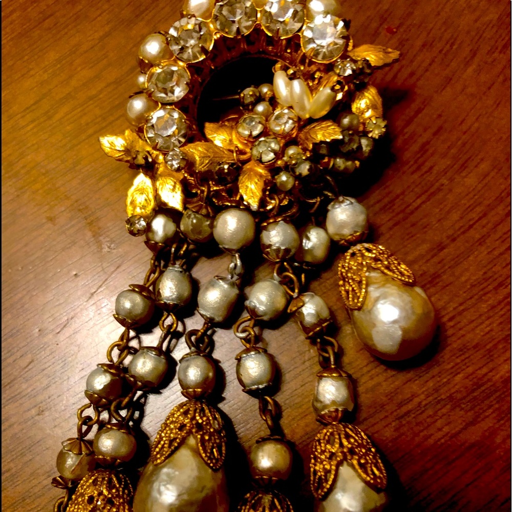 Antique pearl broach designed by Robeet